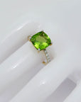 Ring mit 0,26ct TW-si Brillant und 3,64ct Peridot in 750/18K Gelbgold Gr. 54